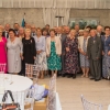 grupa ludzi - jubilaci wraz z burmistrz i kierownikiem USC