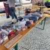 kolorowe materiały i artykuły do recraftu ubrań na stole