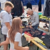 dziewczynka i chłopiec przyglądają się przeróbkom ubrań