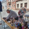 mężczyzna maluje koszulkę pędzelkiem