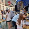 ludzie przy stoisku podczas przeróbki odzieży