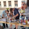 dzieci i dorośli przerabiają koszulkę