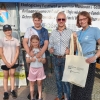 kobieta i mężczyzna wręczają upominki dzieciom