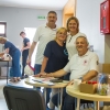 dwie kobiety i dwóch mężczyzn przy stoliku do rejestracji do oddania krwi