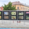 wystawa fotograficzna na płycie placu