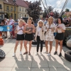 pięć kobiet pozuje do zdjęcia