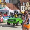 mężczyzna strongmen przenosi karoserię samochodu