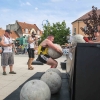 mężczyzna strogmen podnosi betonową kulę