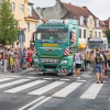 grupa ludzi wokół samochodu ciężarowego TIR