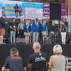 grupa ludzi na scenie