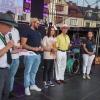 grupa ludzi na scenie
