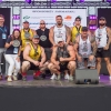 grupa ludzi na scenie