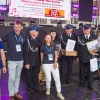 grupa ludzi na scenie, w tym strażacy
