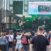 zespół muzyczny na scenie, pod sceną publiczność