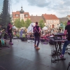 zespół muzyczny na scenie, pod sceną publiczność