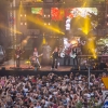 zespół muzyczny na scenie, pod sceną publiczność