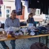 mężczyzna przy maszynie do szycia podczas przeróbki ubrań