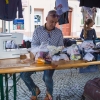 mężczyzna przy maszynie do szycia podczas przeróbki ubrań
