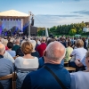ludzie siedzący przed sceną