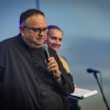 mężczyzna z mikrofonem