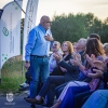 mężczyzna stojący przed publicznością