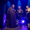 dwóch mężczyzn i kobieta na scenie