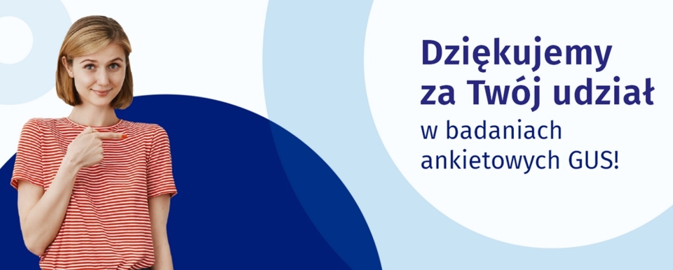 kobieta wskazuje palcem wskazującym napis