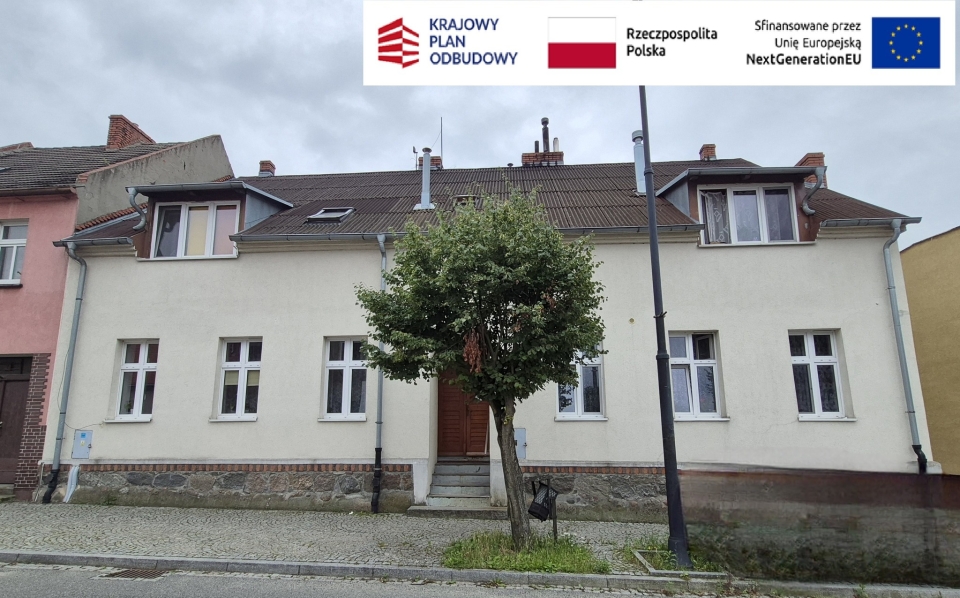 zdjęcie budynku, u góry po prawej stronie logotypy: Krajowy Plan Odbudowy, Flaga Rzeczpospolitej Polskiej, Flaga Unii...