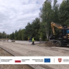 droga w trakcie budowy, koparka i kilkoro ludzi