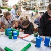 ludzie przy stoisku z segregacją odpadów