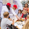 dzieci na stoisku banku malujące torby eko
