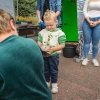 dziecko trzymające w rękach słoik z ogrodem deszczowym
