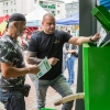 mężczyźni przy ekologicznych kotłach grzewczych