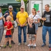 grupa ludzi pozuje do zdjęcia