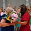Pani Burmistrz wręcza kwiaty Dyrektor Festiwalu.
