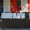 wyniki sołectw napisane na kartkach i przywieszone do płotka