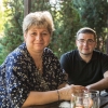 kobieta z mężczyzną siedzą przy stole