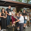 grupa ludzi z nagrodami na podium
