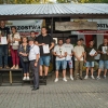 grupa ludzi pozuje do zdjęcia