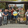 grupa ludzi na podium