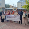 grupa ludzi pozuje do zdjęcia