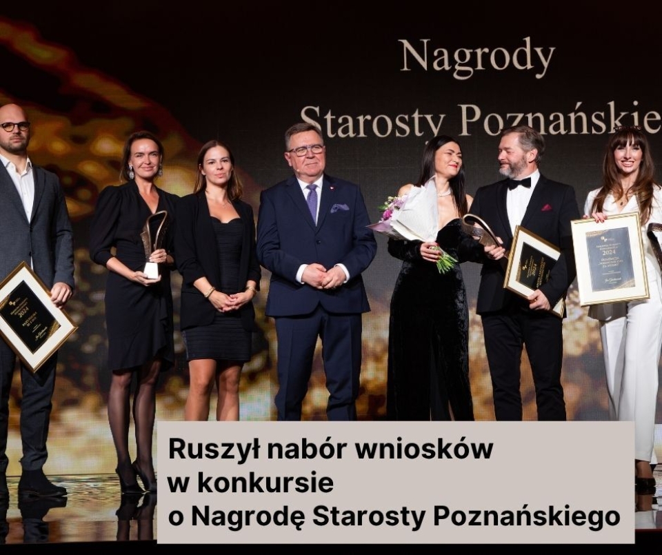 ludzie z nagrodami stoją na scenie
