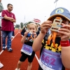 dzieci pozujące do zdjęcia z medalami