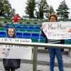 kibice z transparentami na stadionie
