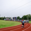 peleton biegaczy opuszczający stadion