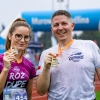 kobieta i mężczyzna pozują do zdjęcia z medalami