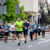 zawodnicy biegną po ulicach miasta
