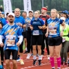 grupa ludzi podczas rozgrzewki