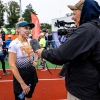 kobieta udziela wywiadu po biegu