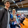 grupa ludzi na hali sportowej